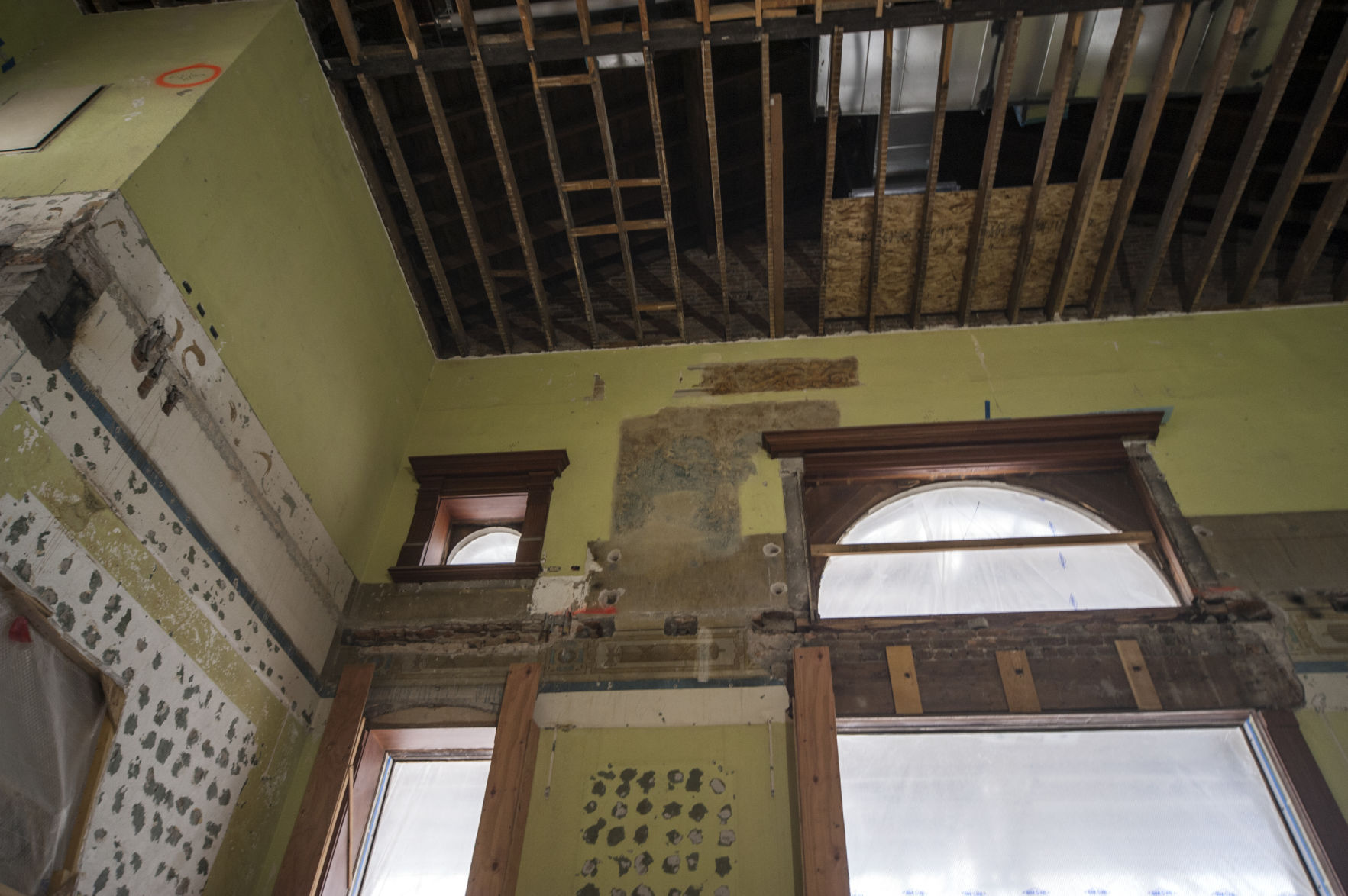 Decorative paint in old court chambers
